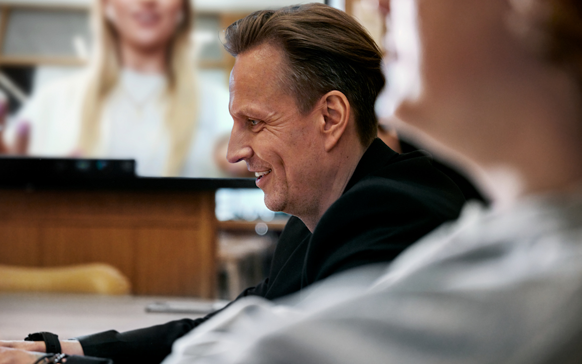 Profilbild av man framför dator