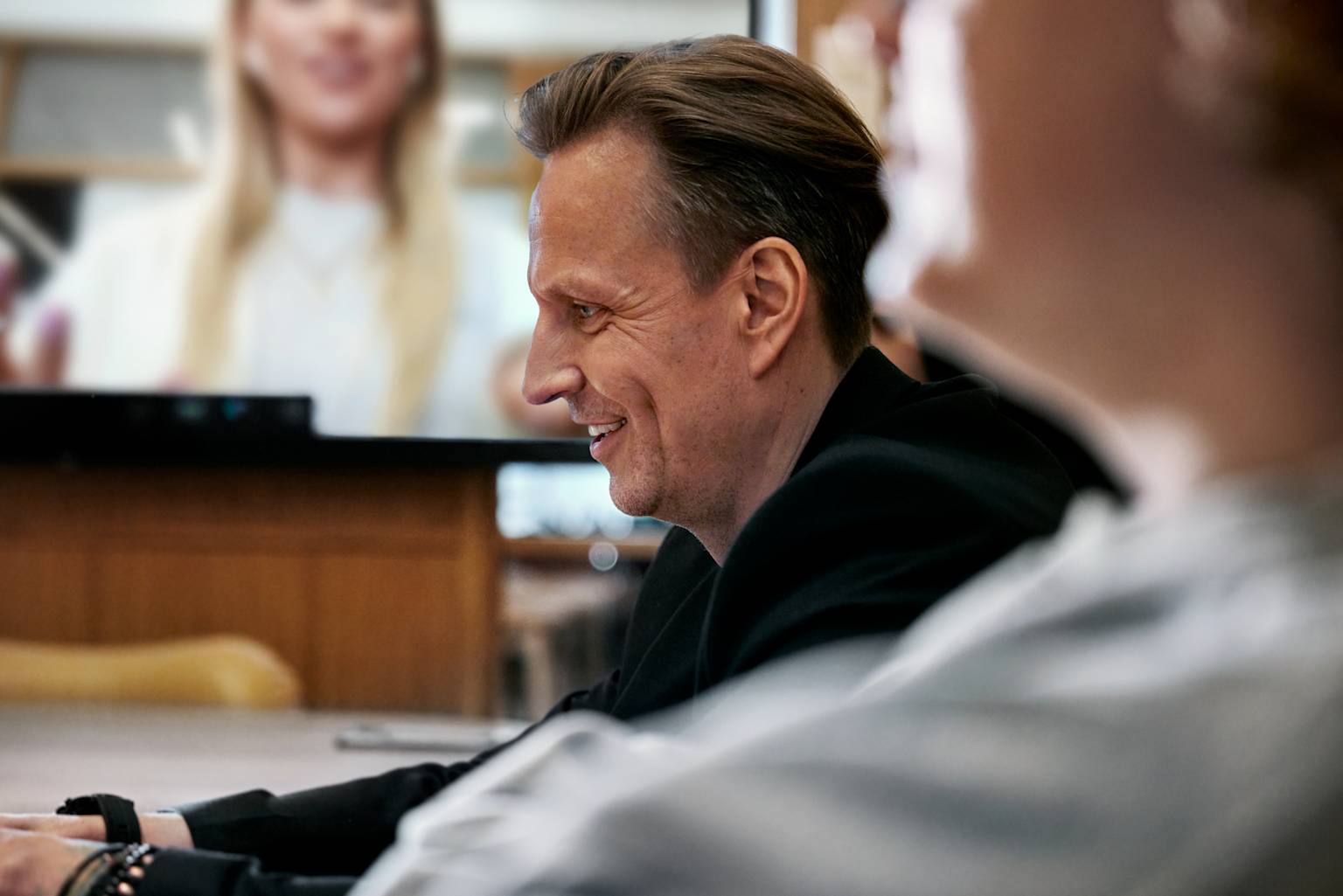 Profilbild av man framför dator