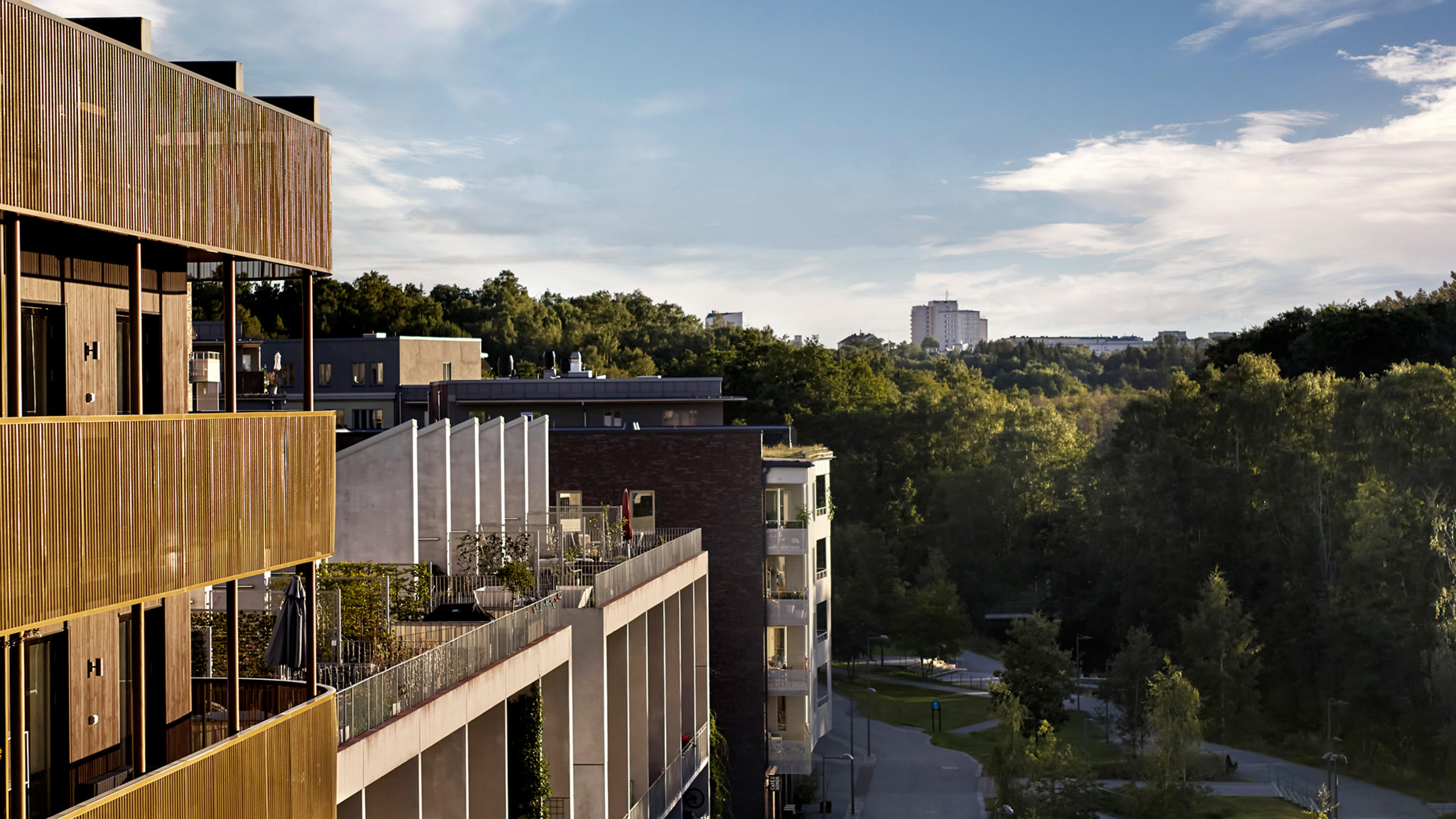 Moderna hus i urban förortsmiljö nära natur eller park. Det går numera att använda Mobilt bredband via 5G som alternativ till fiber.