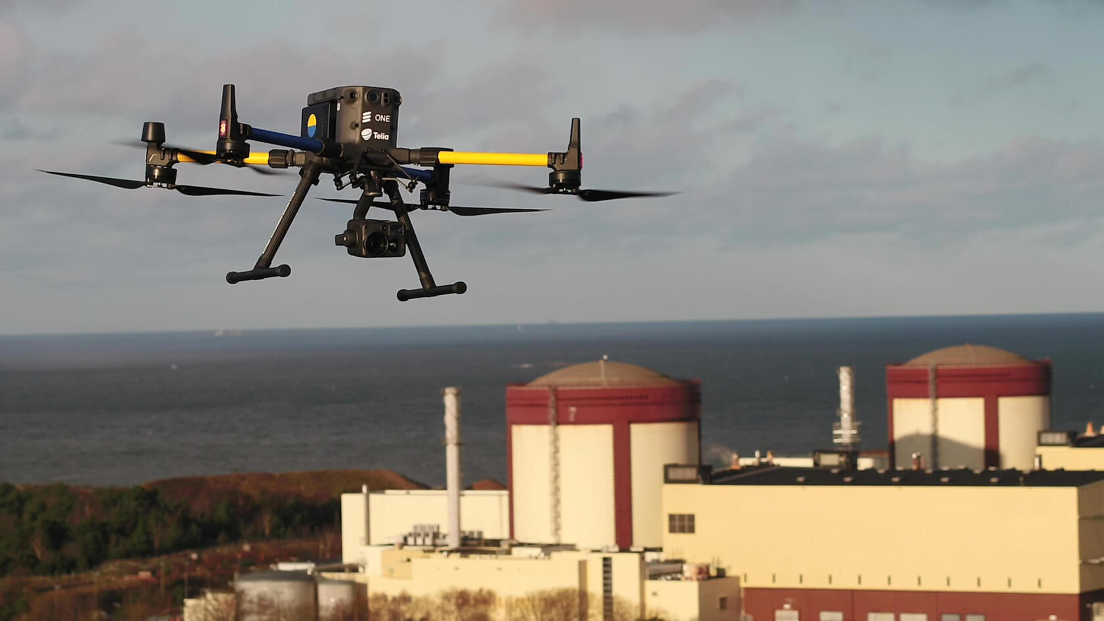 Drönare med kamera flyger över kärnkraftverk.