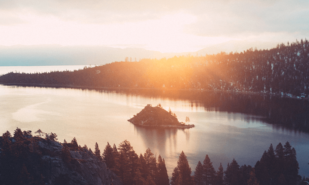 Sjö i solnedgången