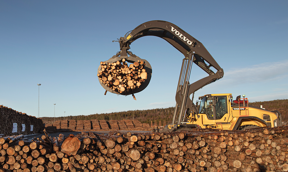 En virkeslastare hos SCA som fjärrstyrs via 5G-uppkoppling.