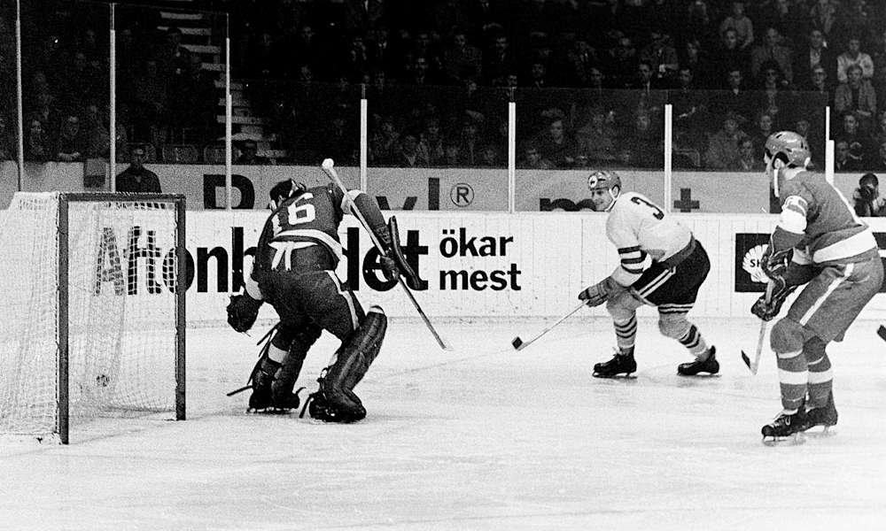 Historien om SHL går tillbaka till 1922. Men det är först från 1974 ishockeyligan börjar likna dagens form. Den kallades först Elitserien. Här ser vi en bild från ett spännande ögonblick på isen i SM i ishockey någon gång på 60-talet.