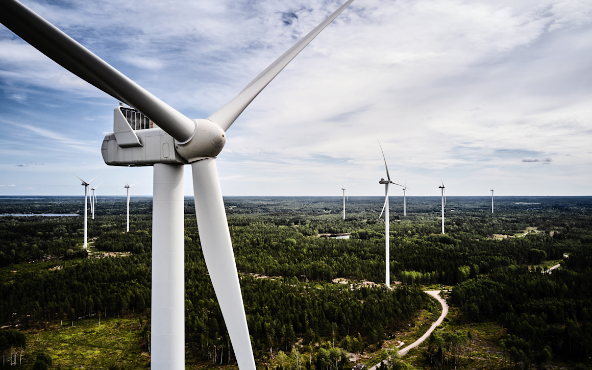 miljöbild med vindkraftverk