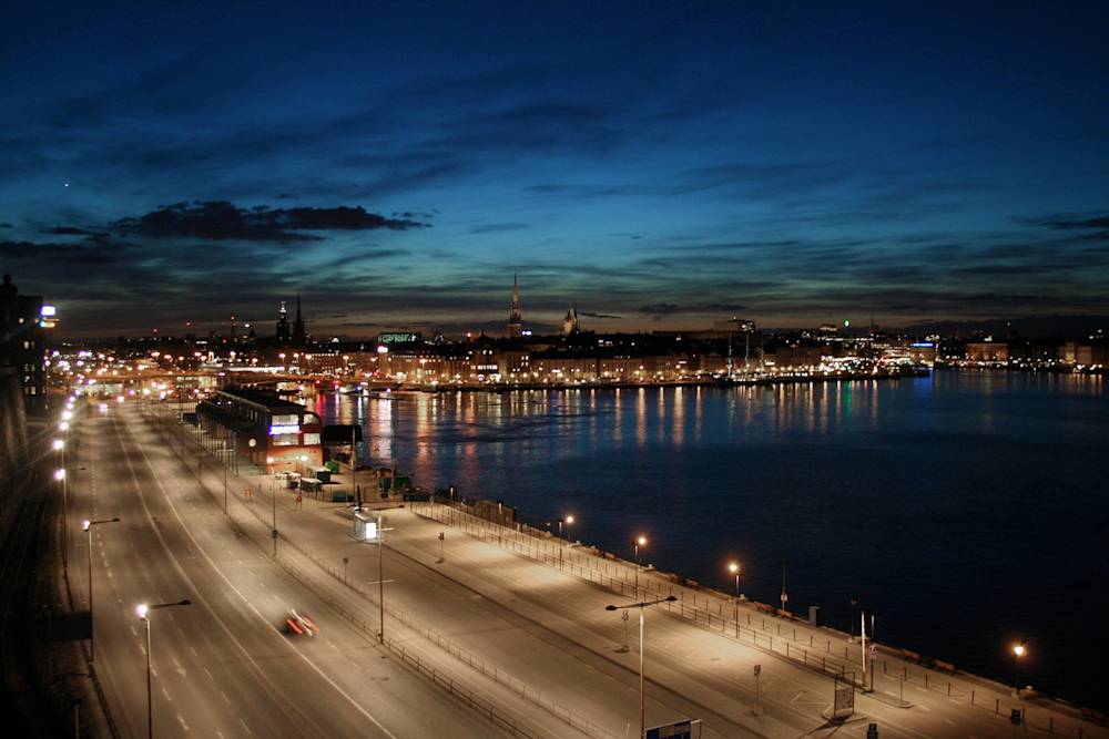 Bilväg vid vattnet i skymningen på Södermalm i Stockholm.