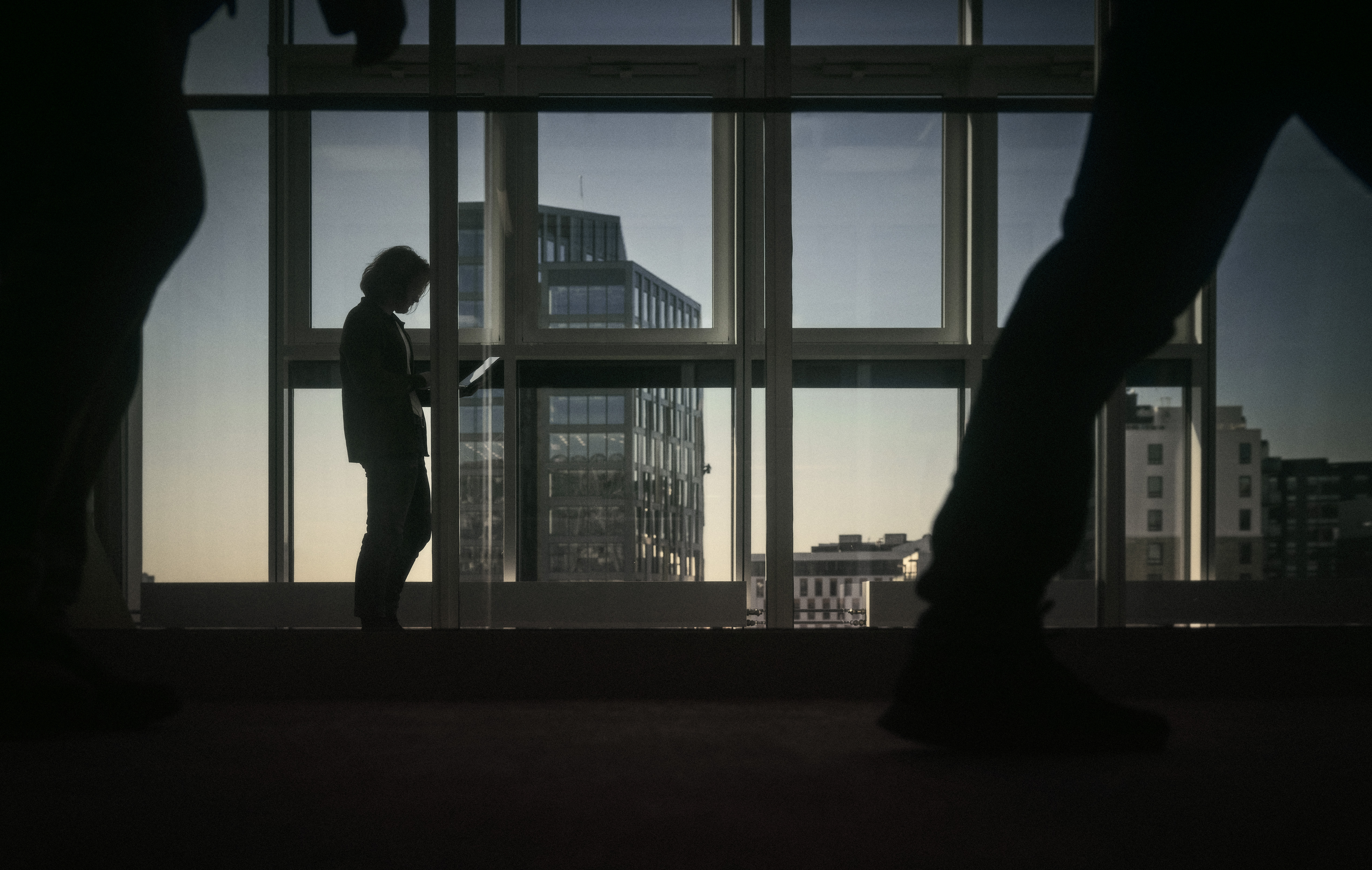 Man i silhuett framför fönster