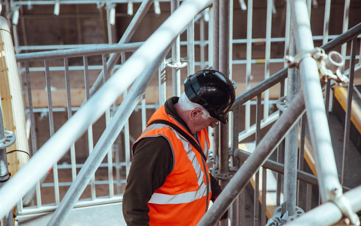 Person på byggnadsställning med säkerhetskläder