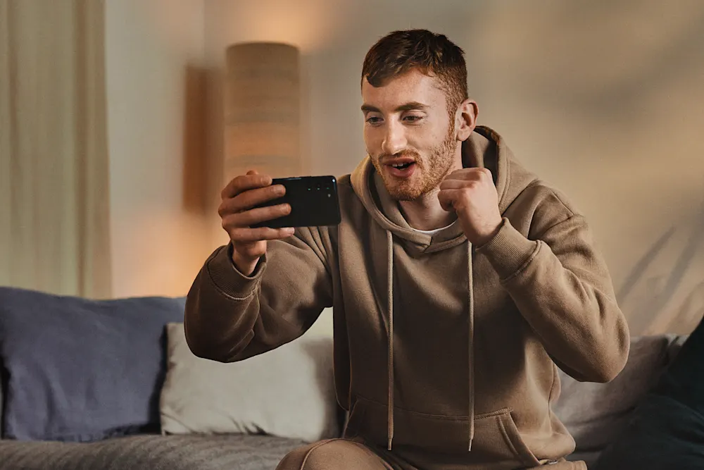 Dejan Kulusevski, fotbollsspelare i UEFA Champions League och i Premier Leauge. Köp något av våra sportpaket för att börja streama massor av sport direkt!