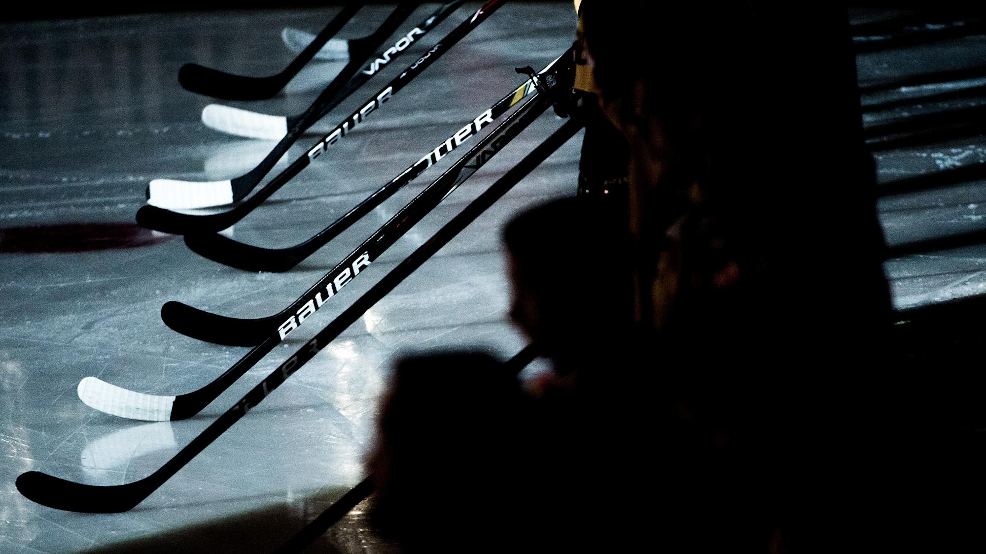 Hockeyklubbor på isen. SHL har sett många stora hockeyspelare göra bragder genom tiderna och har på så sätt skrivit in sig i historien.