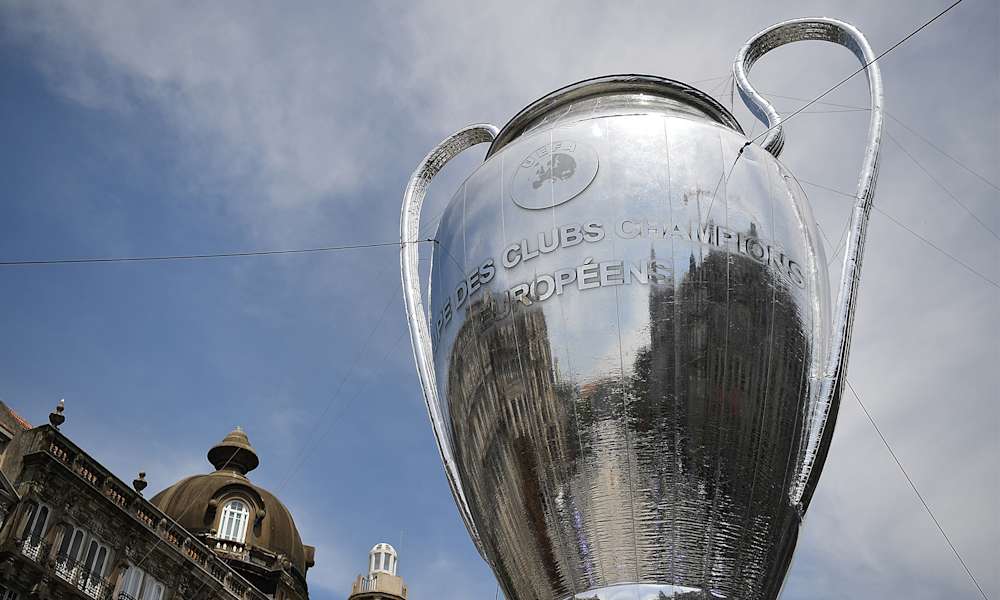 En uppblåsbar version av Champions League-pokalen.