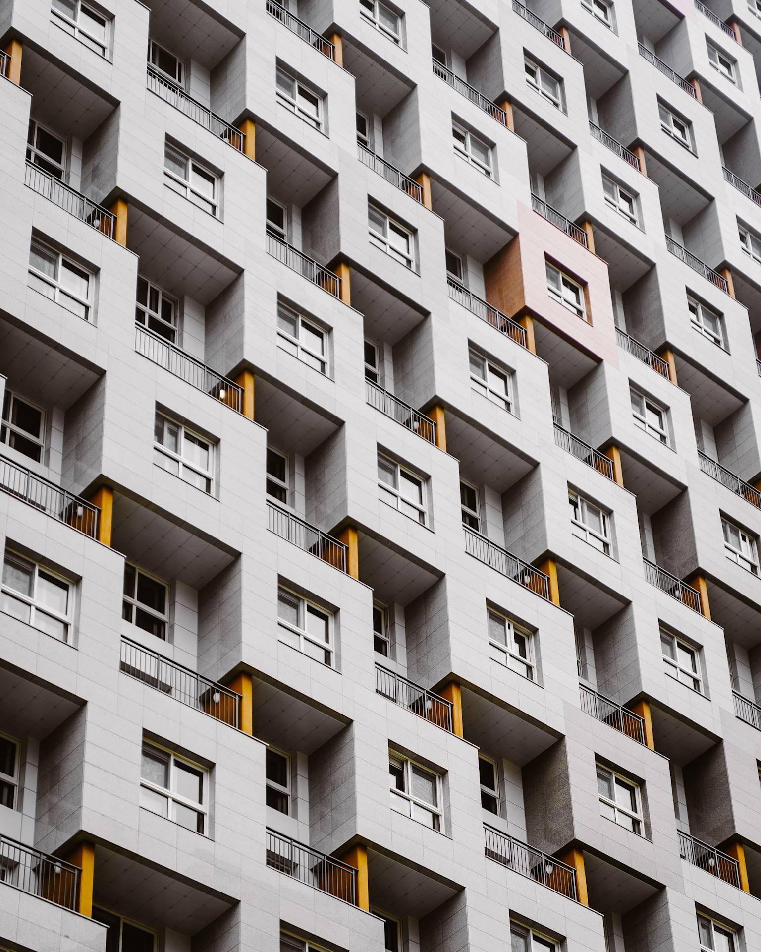 Vit husfasad med kubiska utsprång med fönster