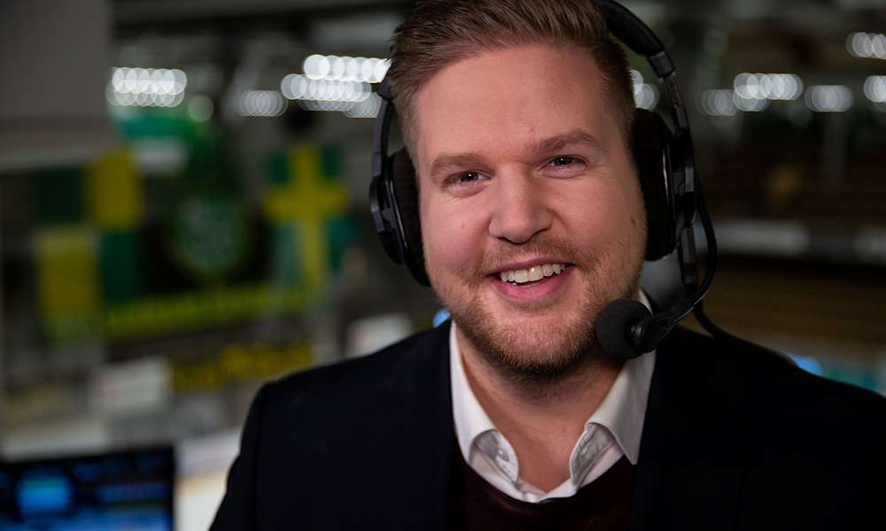 Lars Lindberg leder sändningarna från HockeyAllsvenskan. Foto: TV4.