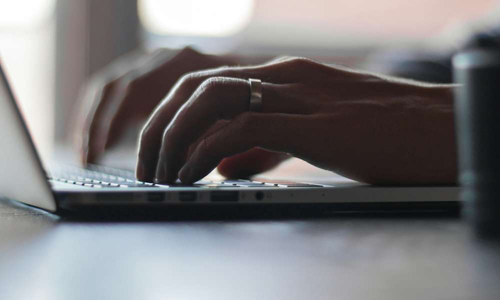 Bild av händer på ett tangentbord.