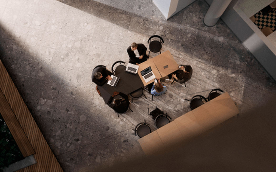Människor som arbetar på ett kontor. Sedda uppifrån.