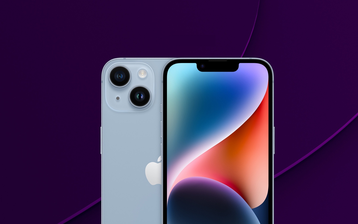 Fram och baksida på iPhone 14 i färgen ljusblå, på mörklila bakgrund.