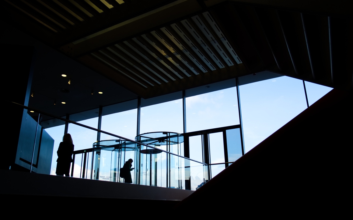 Kontorsfönster sett i motljus