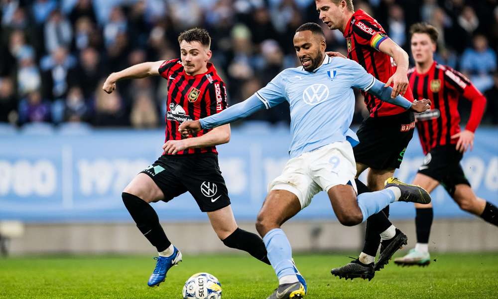  Malmö FFs Isaac Kiese Thelin i kamp med Brommapojkarnas Hlynur Freyr Karlsson och Ludvig Fritzson under fotbollsmatchen i Allsvenskan mellan Malmö FF och Brommapojkarna den 10 november 2024 i Malmö.