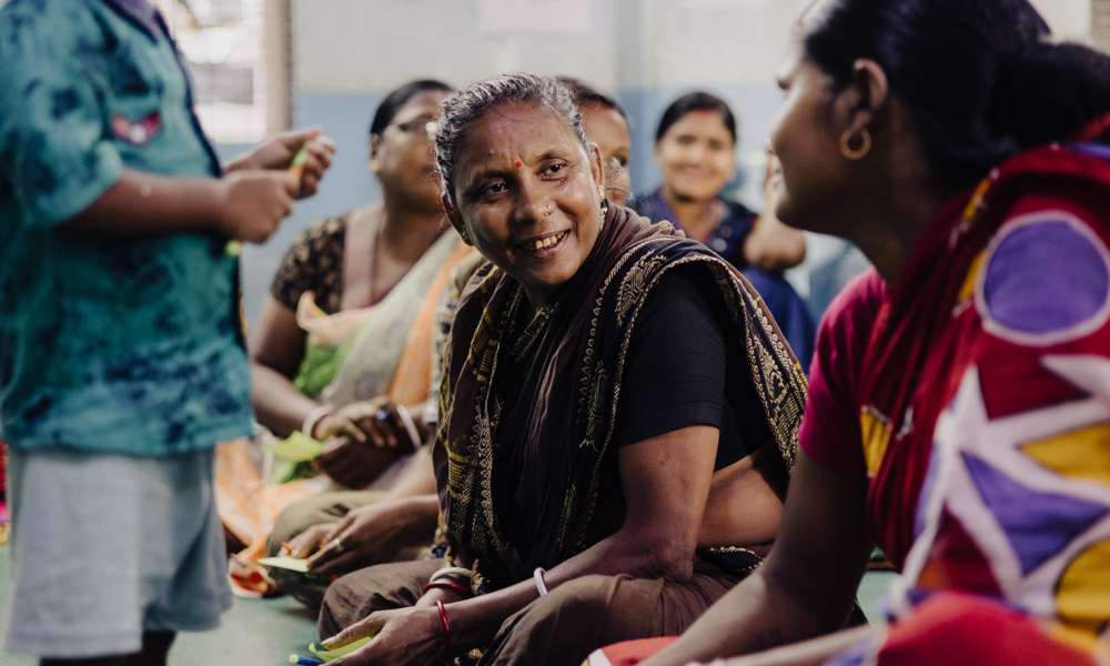 Kvinnor i traditionella kläder som talar med varandra