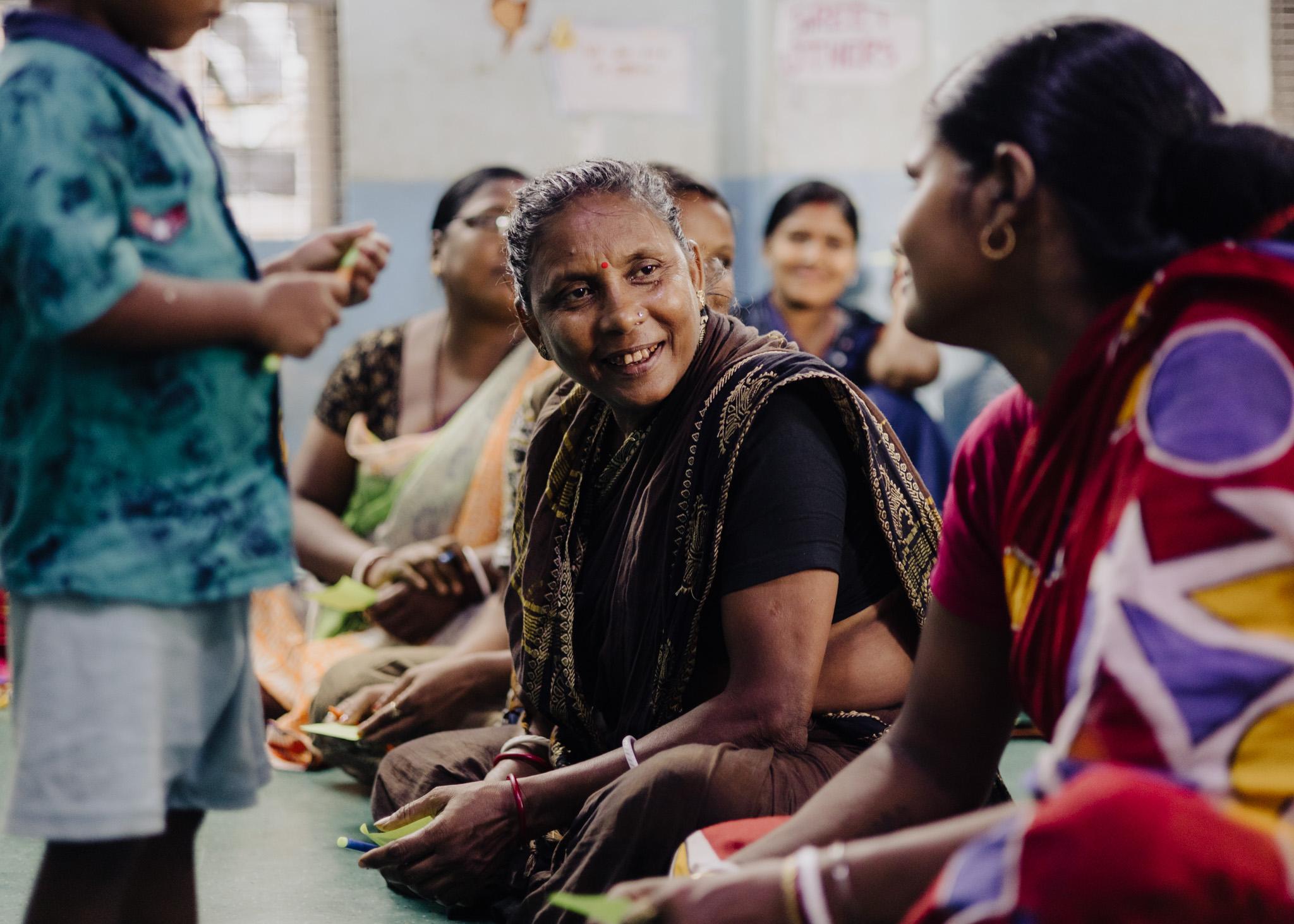 Kvinnor i traditionella kläder som talar med varandra