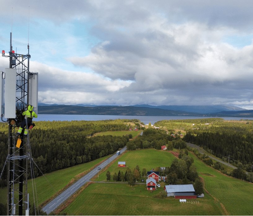 En mobilmast på svenska landsbygden.