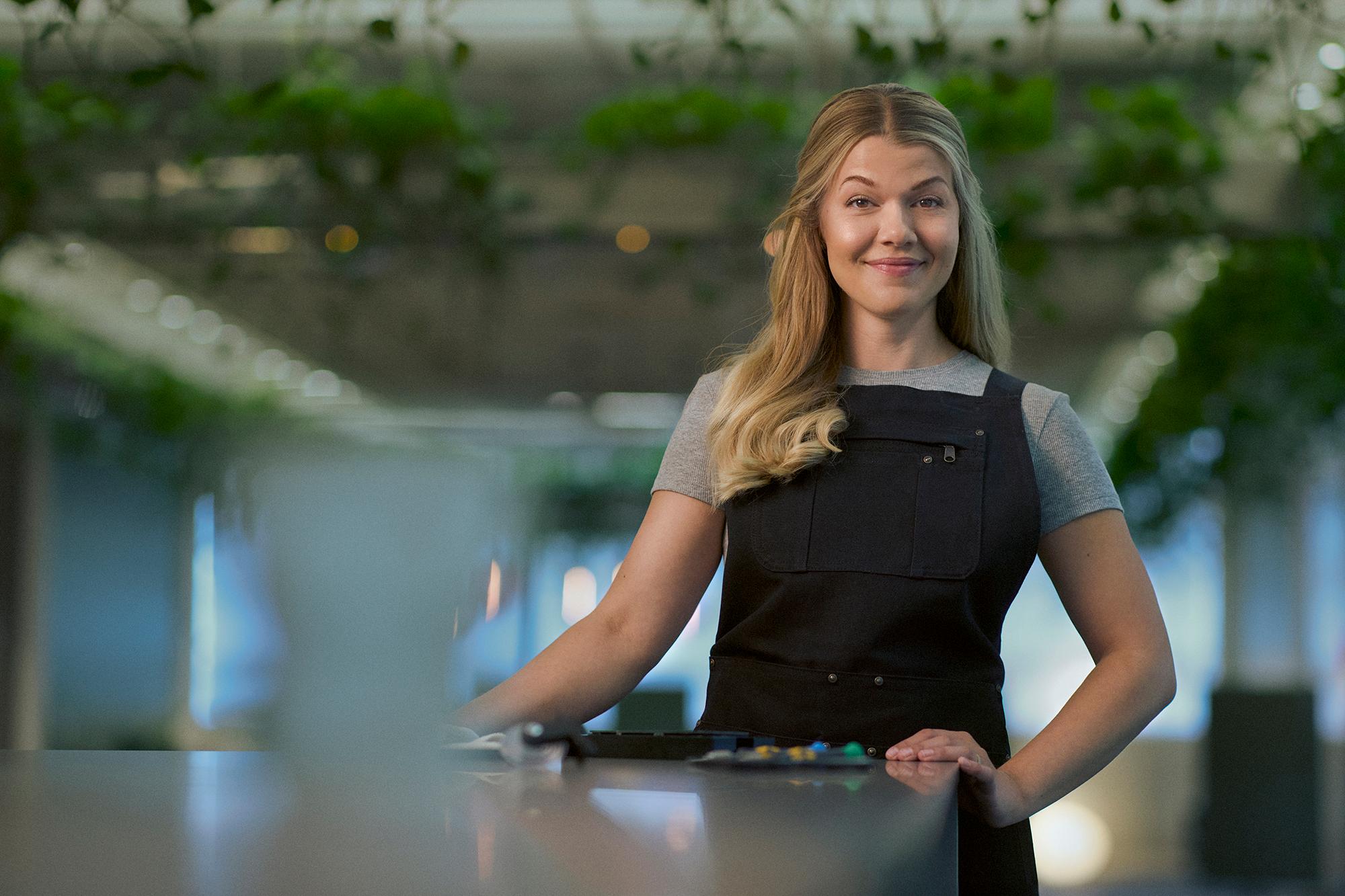 Telia service och reparation servicetekniker som kollar in i kameran och ler.