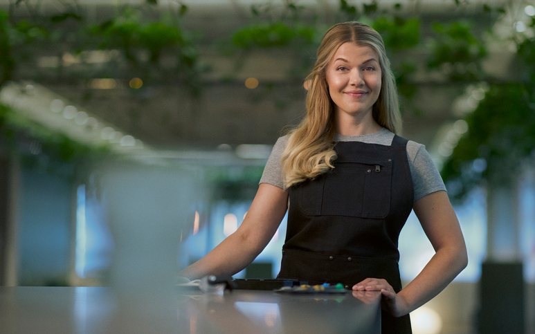 Telia service och reparation servicetekniker som kollar in i kameran och ler.