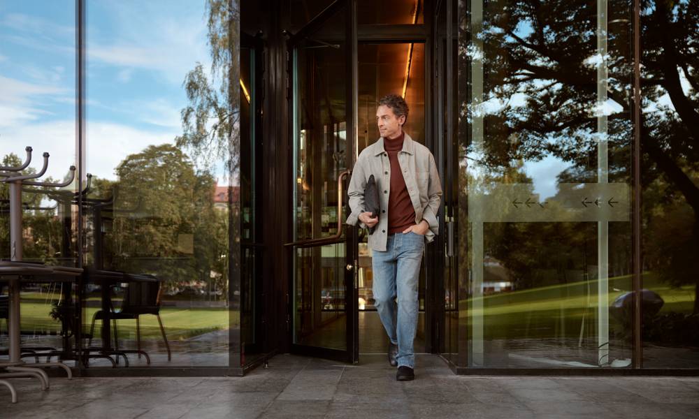 Man kommer ut ur byggnad