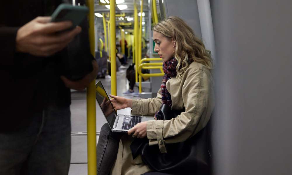 Cyberattack oroar kvinna med laptop på Stockholms tunnelbana.