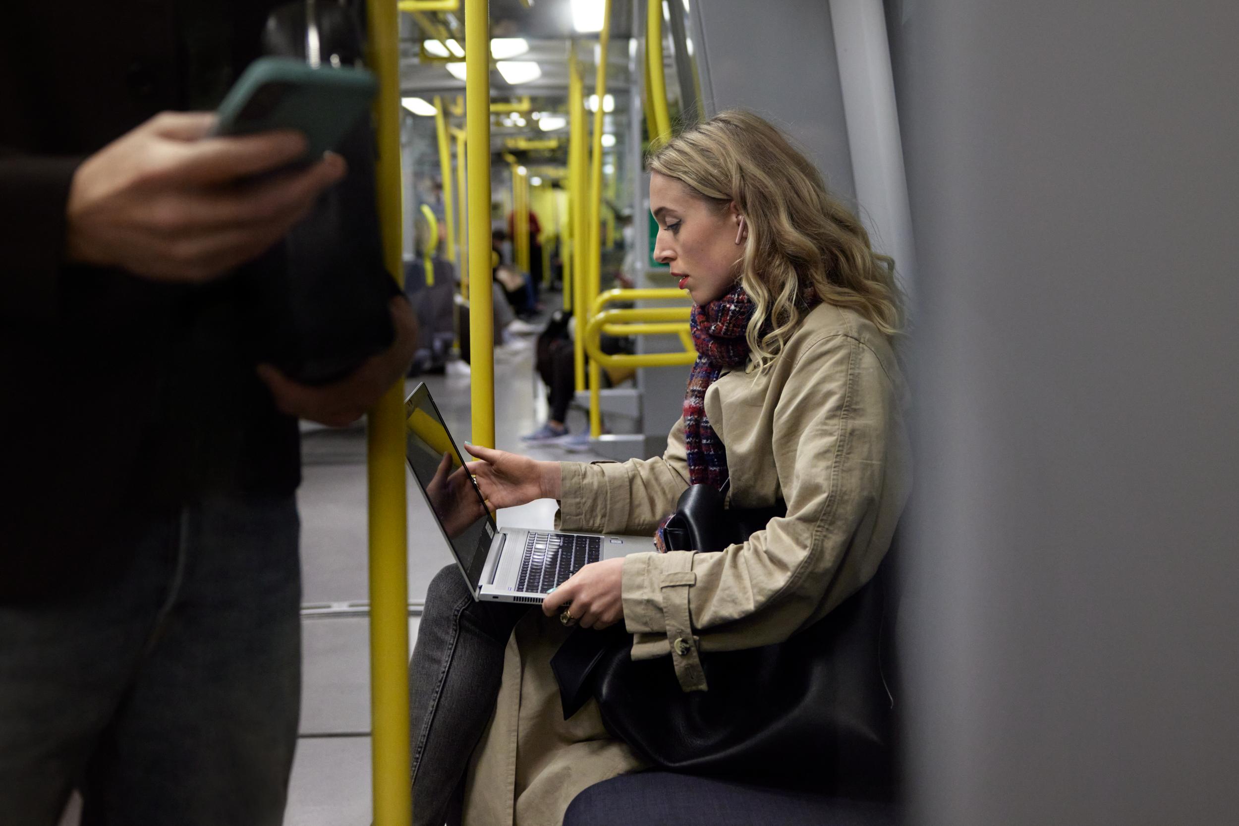 Cyberattack oroar kvinna med laptop på Stockholms tunnelbana.