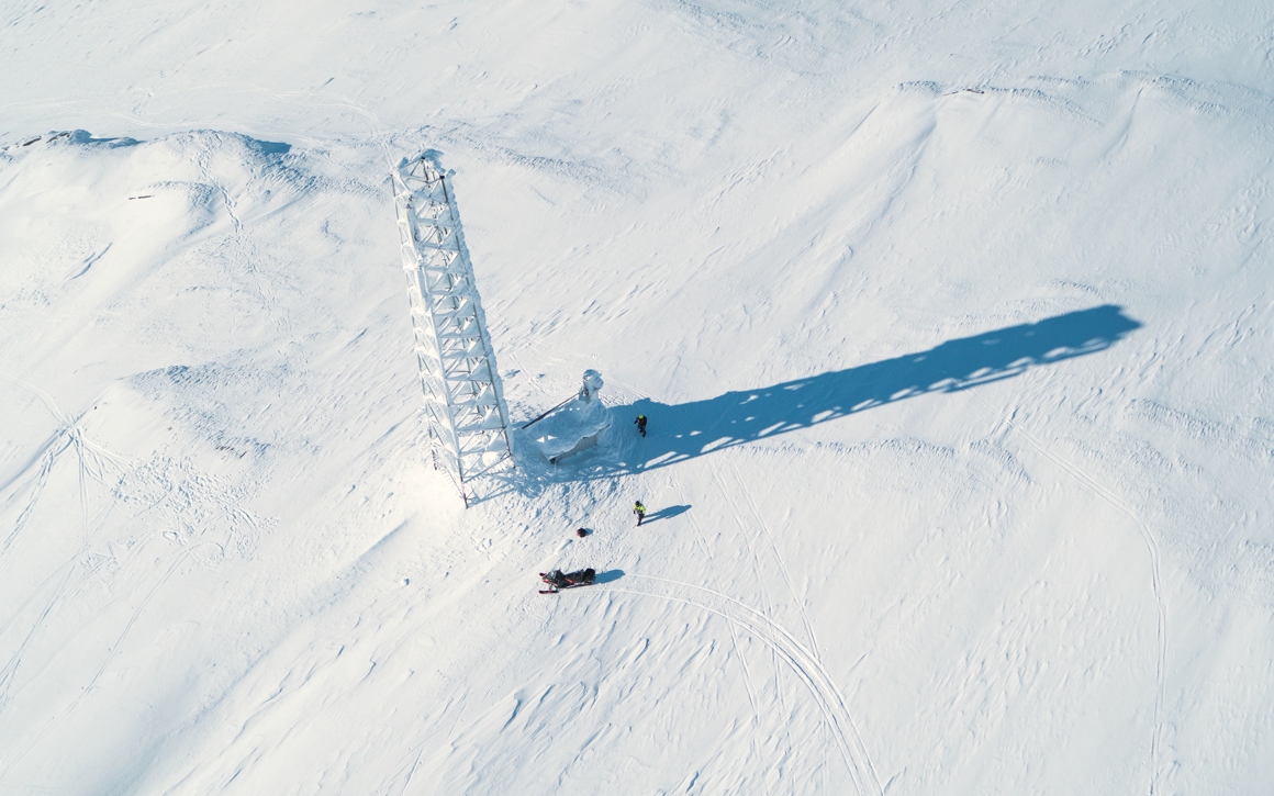 Mobilmast i ett vinterlandskap