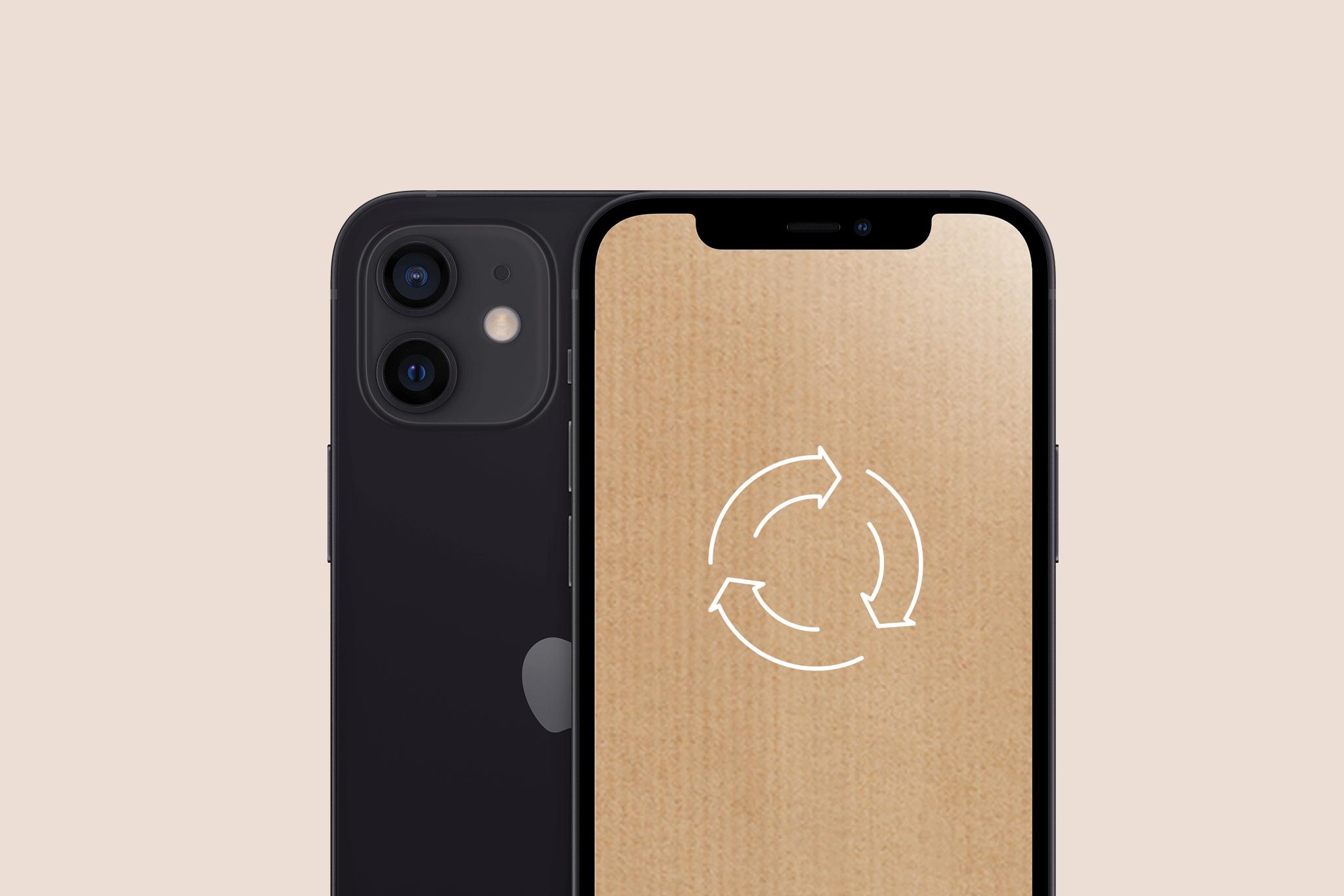 Fram- och baksida på iPhone 12 i färgen svart med en återvinningssymbol på skärmen.