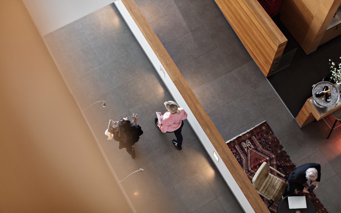 Korridor från ovan med två kvinnor som går sida vid sida