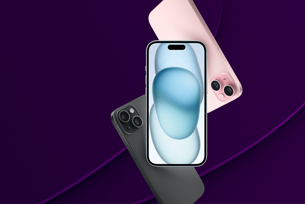 Tre iPhones i olika färger placerade på lila bakgrund.