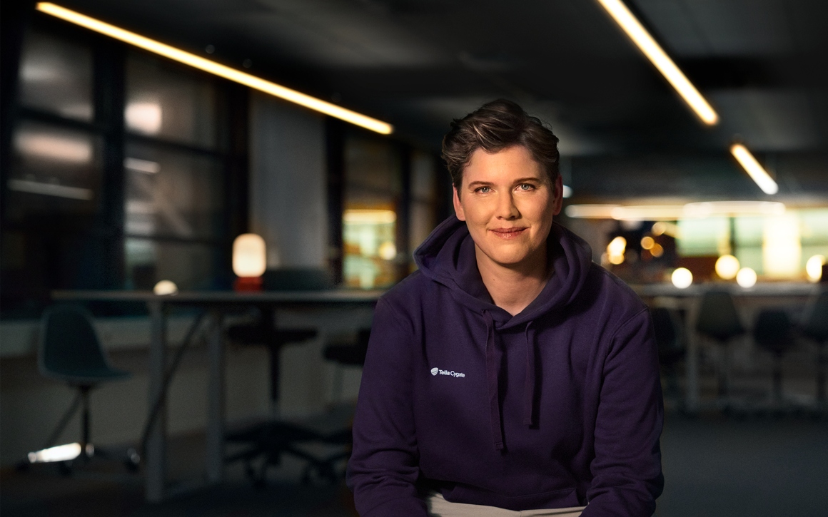 Kvinna sitter i kontorslandskap