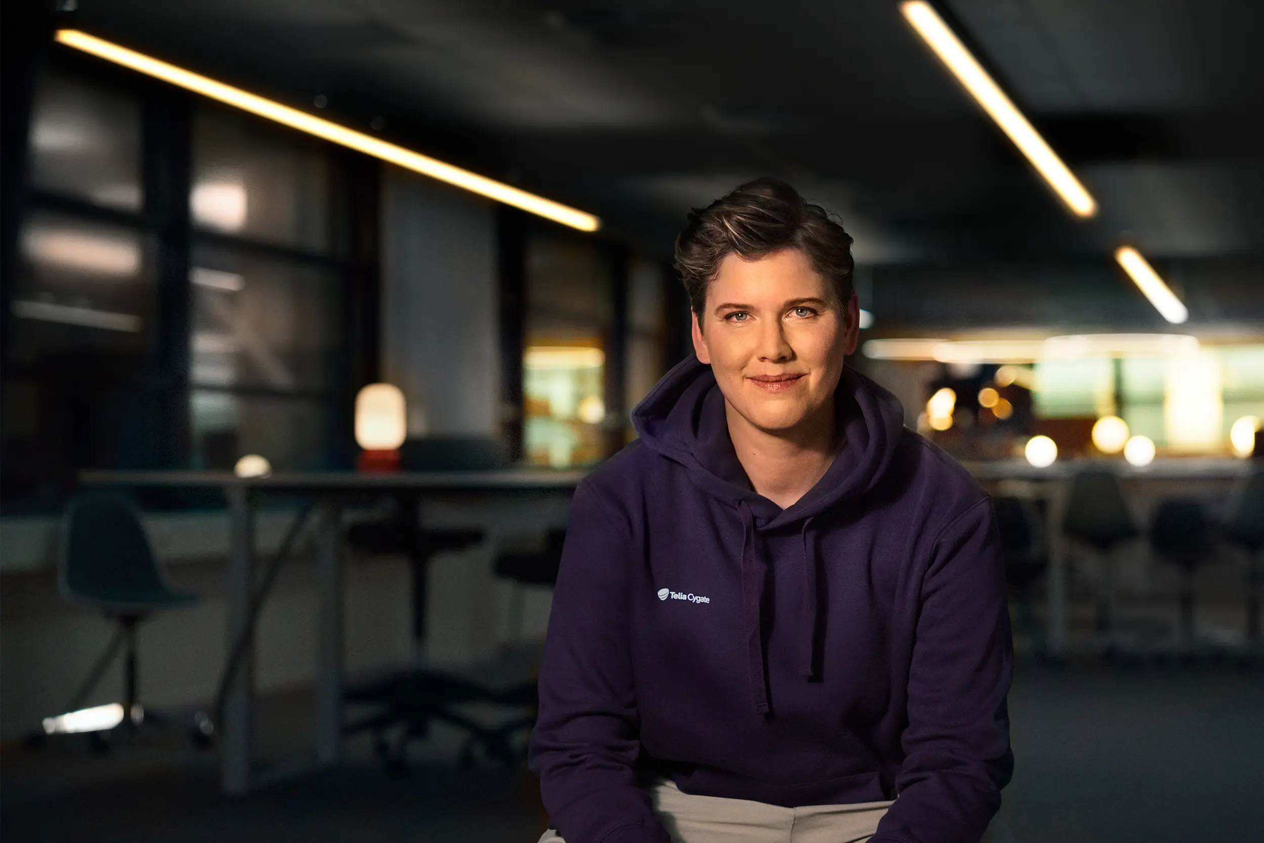 Kvinna sitter i kontorslandskap