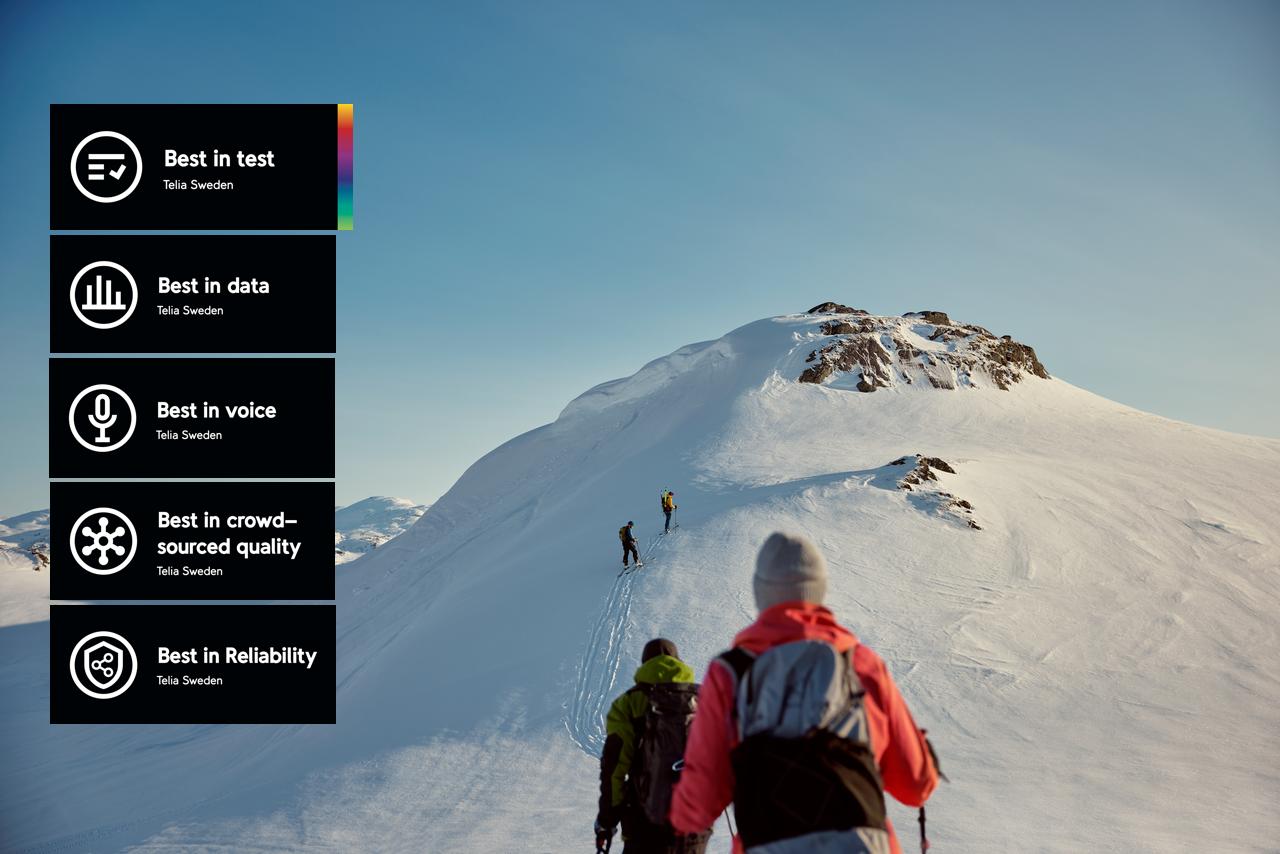 Bergsbestigare på väg upp mot toppen av ett snöklätt berg.