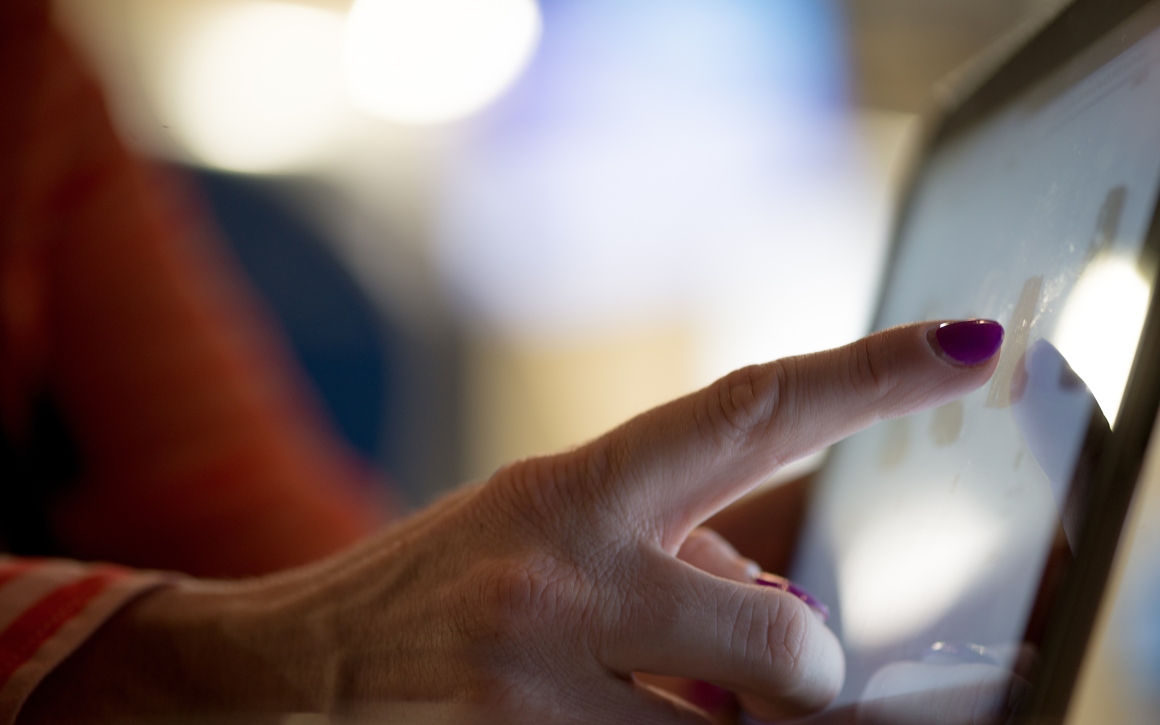 Finger pekar på skärm