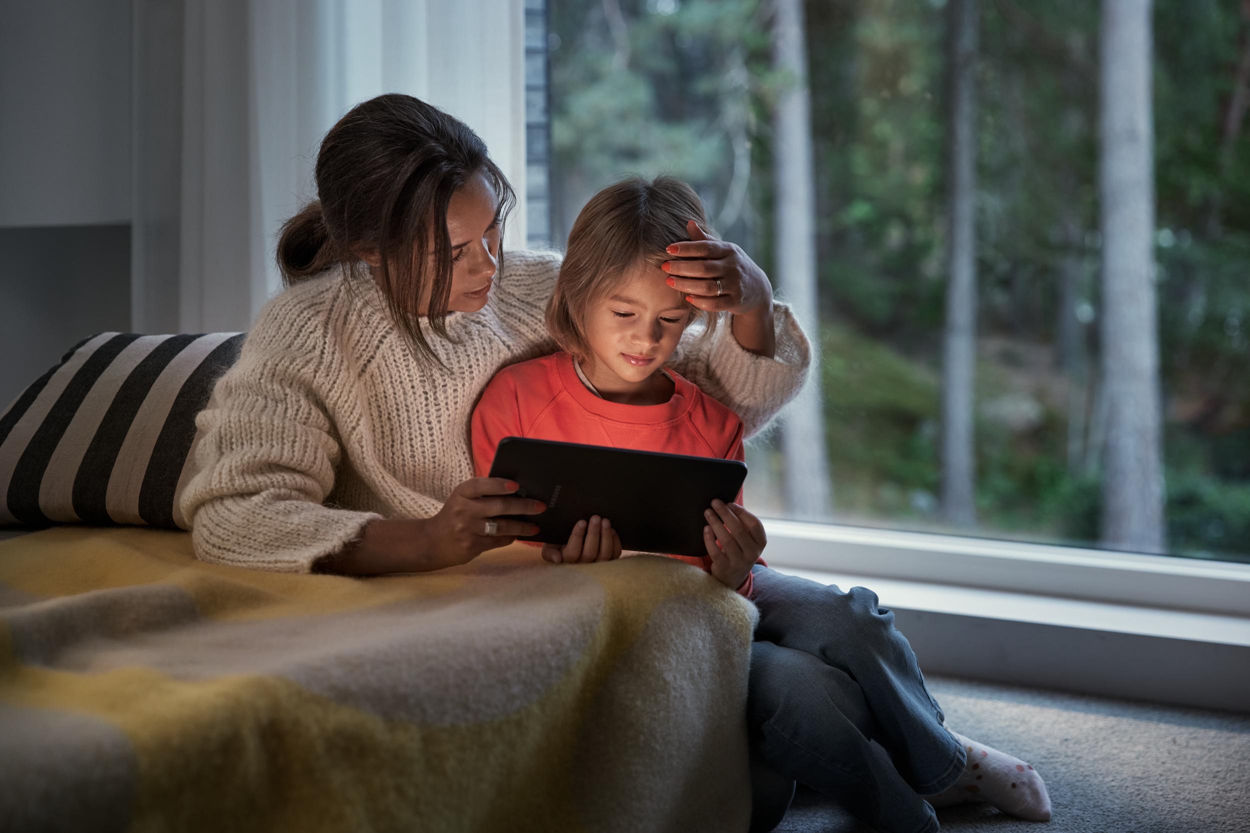 Mamma och barn med surfplatta
