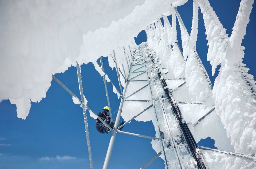 Person klättrar i mobilmast