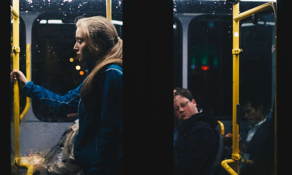 Personer på bussen kvällstid