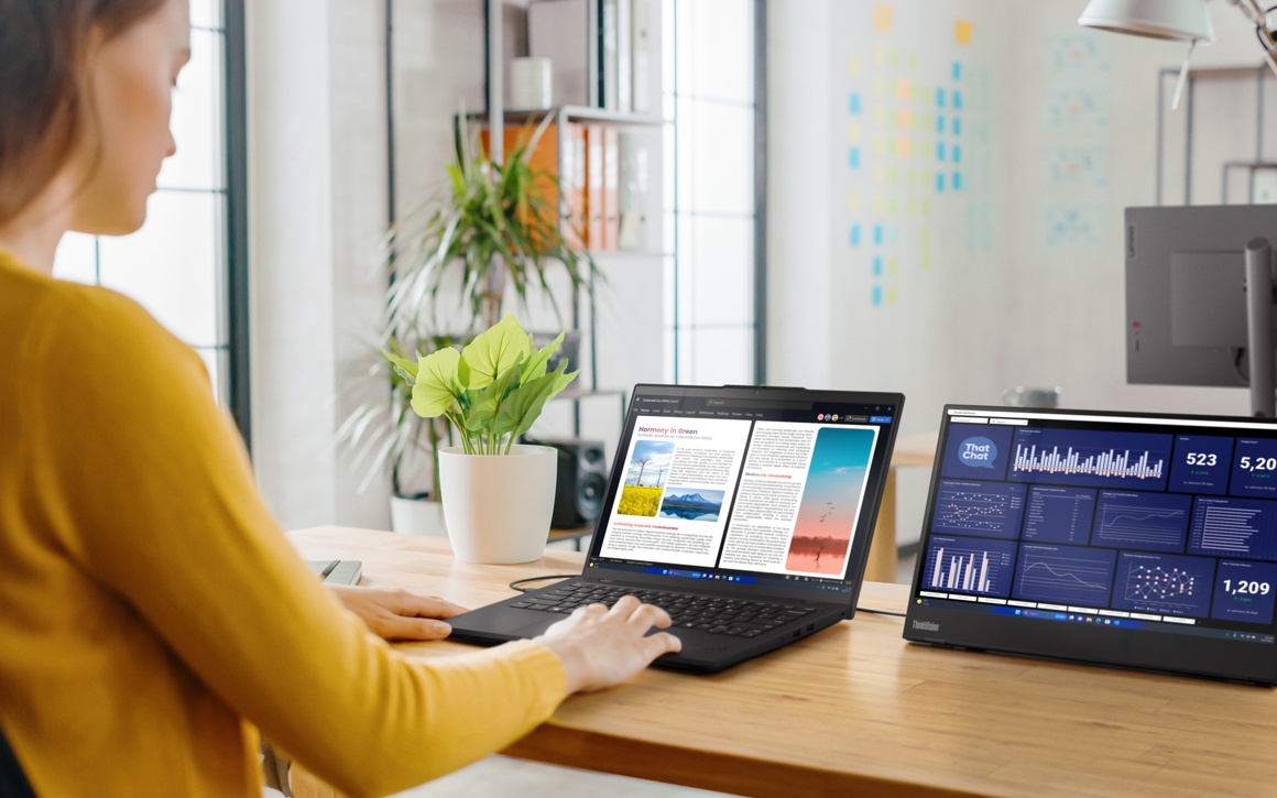 Kvinna arbetar med en Lenovo Thinkpad L14