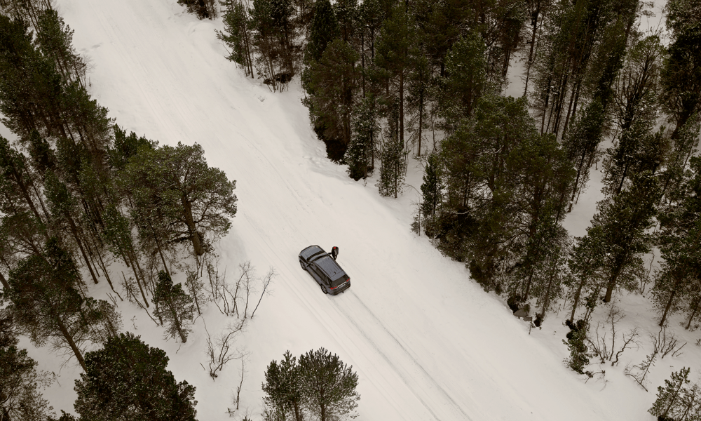 Bil i vinterlandskap filmad från ovan