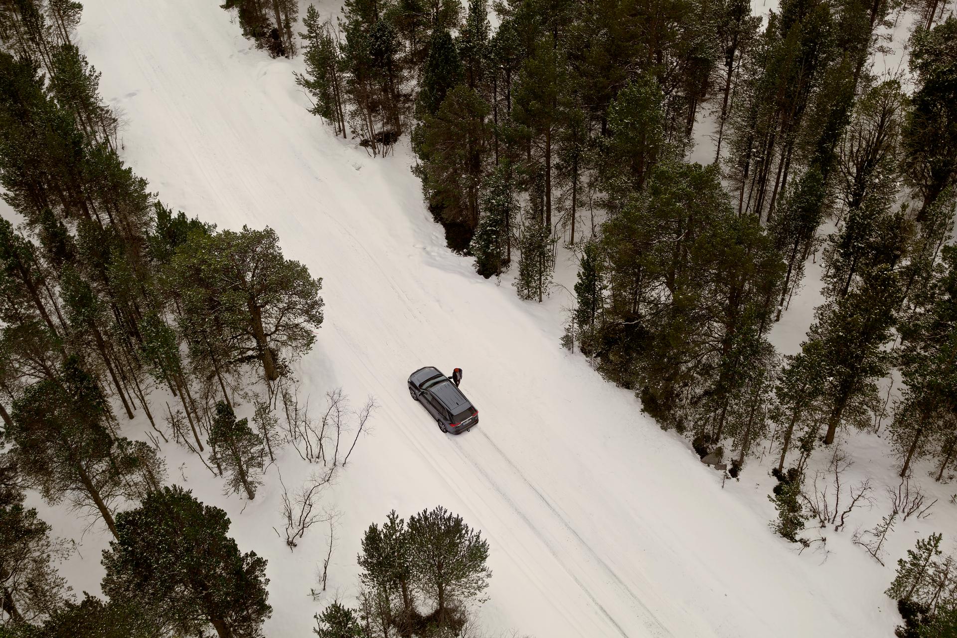 Bil i vinterlandskap filmad från ovan