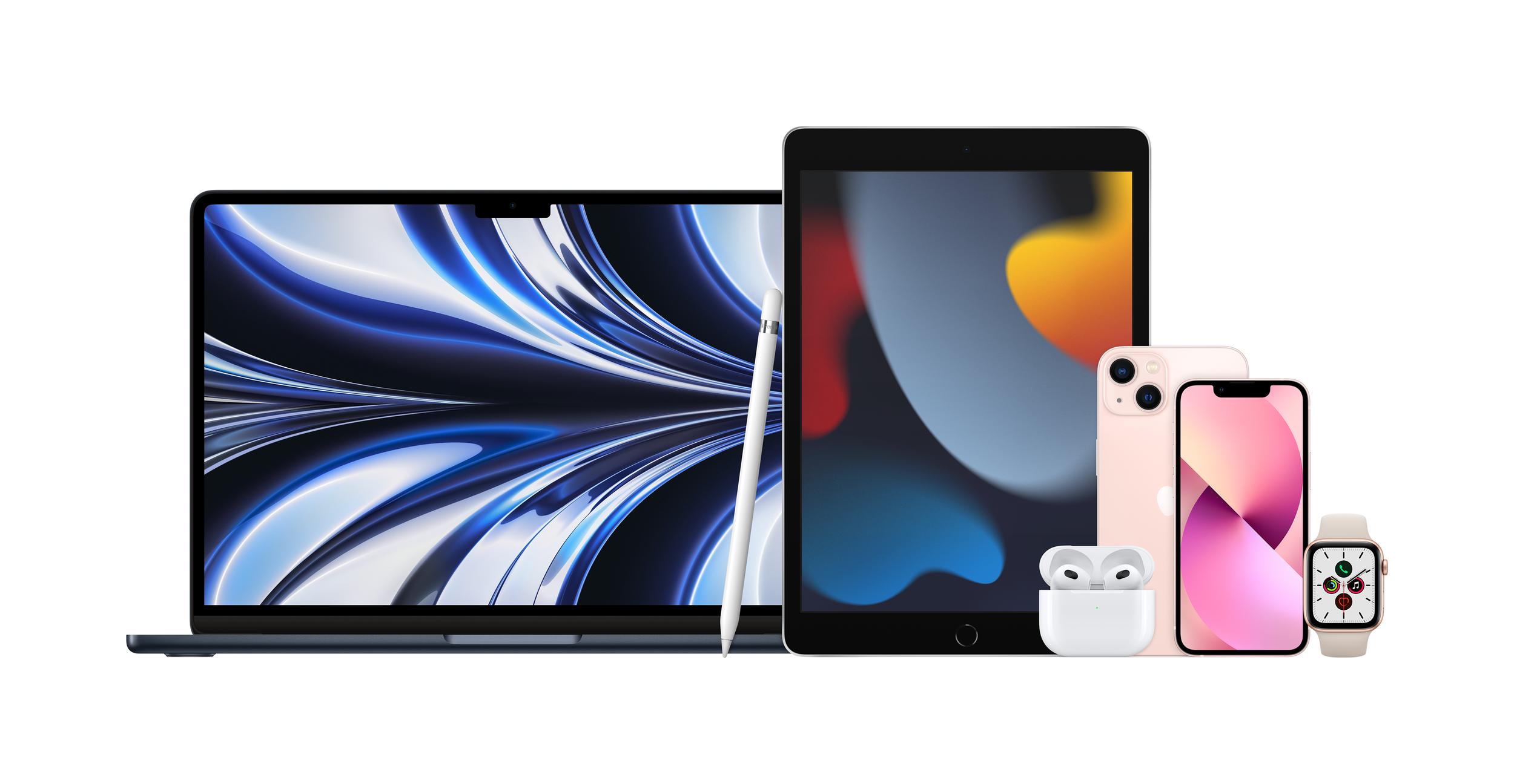 Appleprodukter så som en macbook, en Iphone, en Ipad och Airpods porträtterade mot en vit bakgrund. 