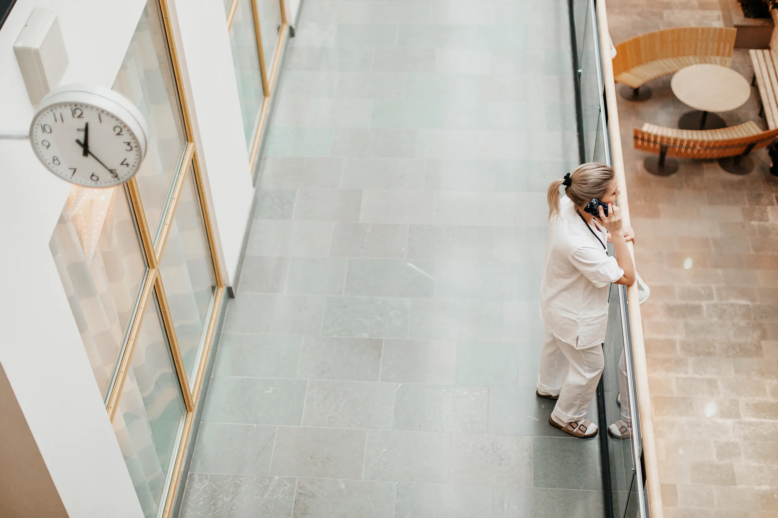 Kvinna i sjukhuskläder sedd snett uppifrån