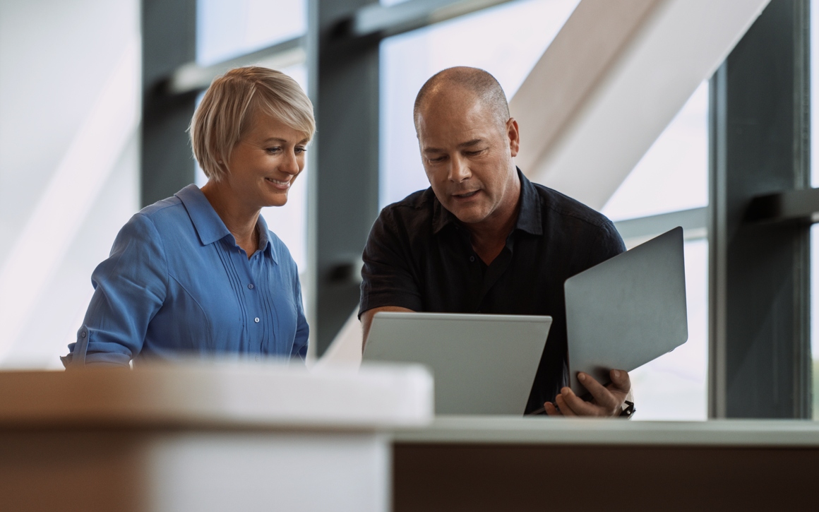 Man och kvinna som tittar på en dator