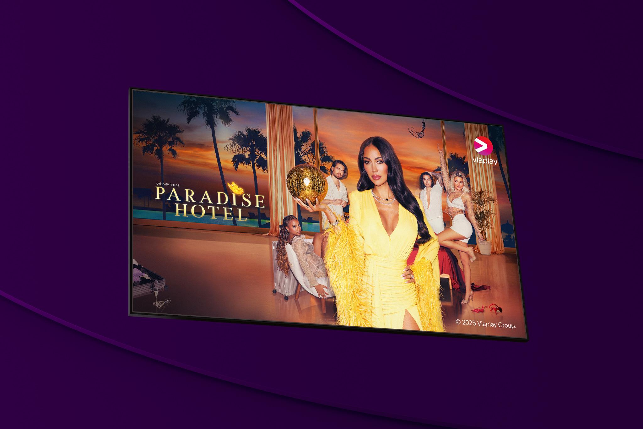 Programledaren Rebecca Stella tillsammans med aktuella deltagare i Paradise Hotel, säsong 17, som går att se på TV3 och streama på Viaplay från den 25 augusti 2025.