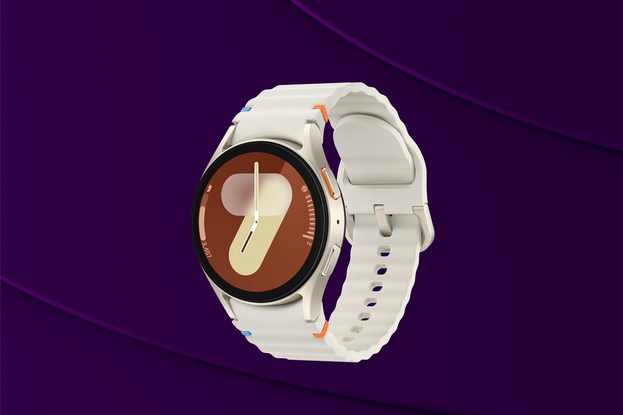 Samsung Galaxy Watch7 i färgen creme/beige. 