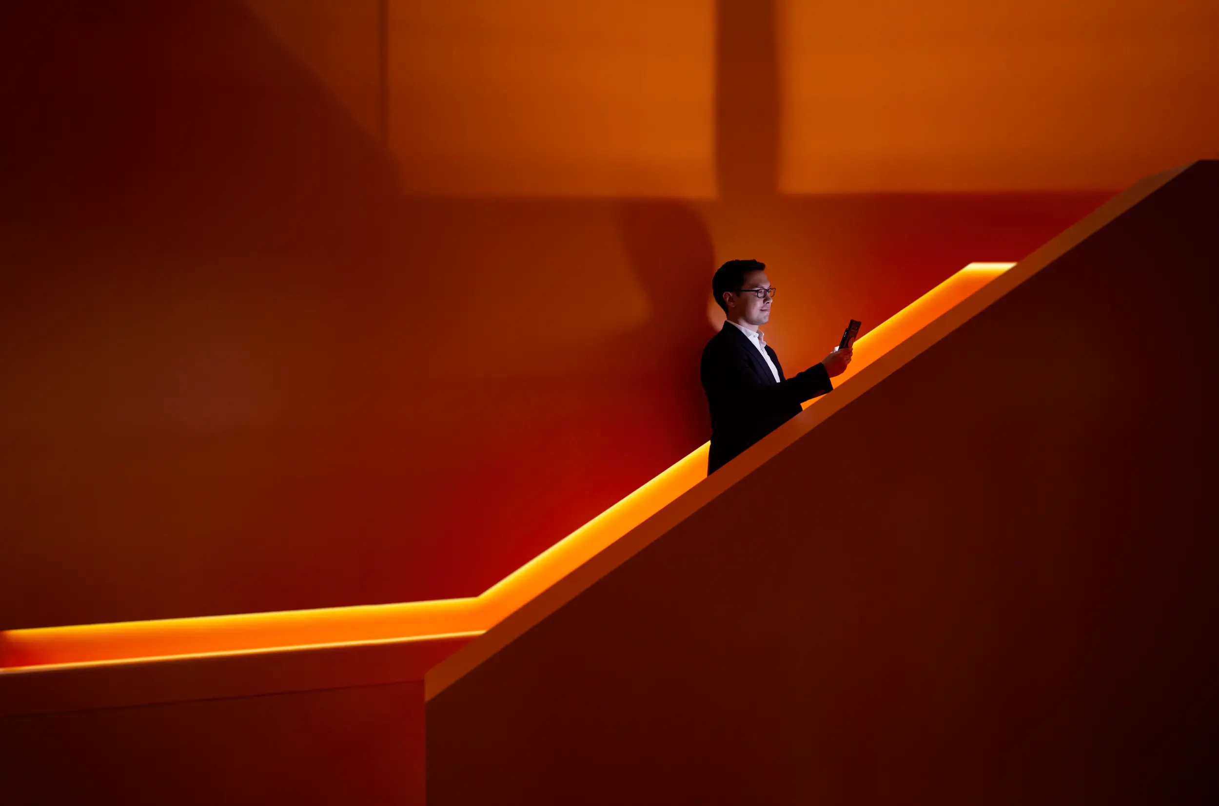 Person står i trappe med mobil