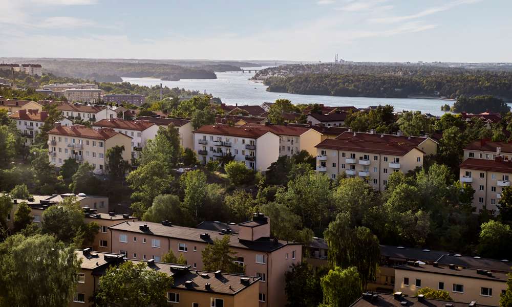 Illustrationsbild2, flygbild över bostadshus nära sjö.